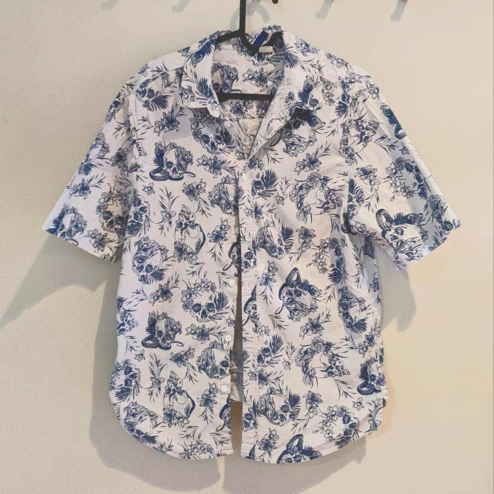 H&M SKULL AND ROSE CASUAL BUTTON DOWN